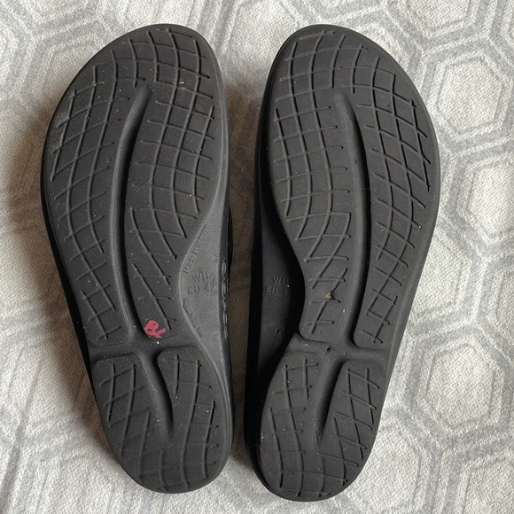 OOFOS Sandals Shoes Recovery “Cabernet”Slip On Sz: 11 - Picture 8 of 9